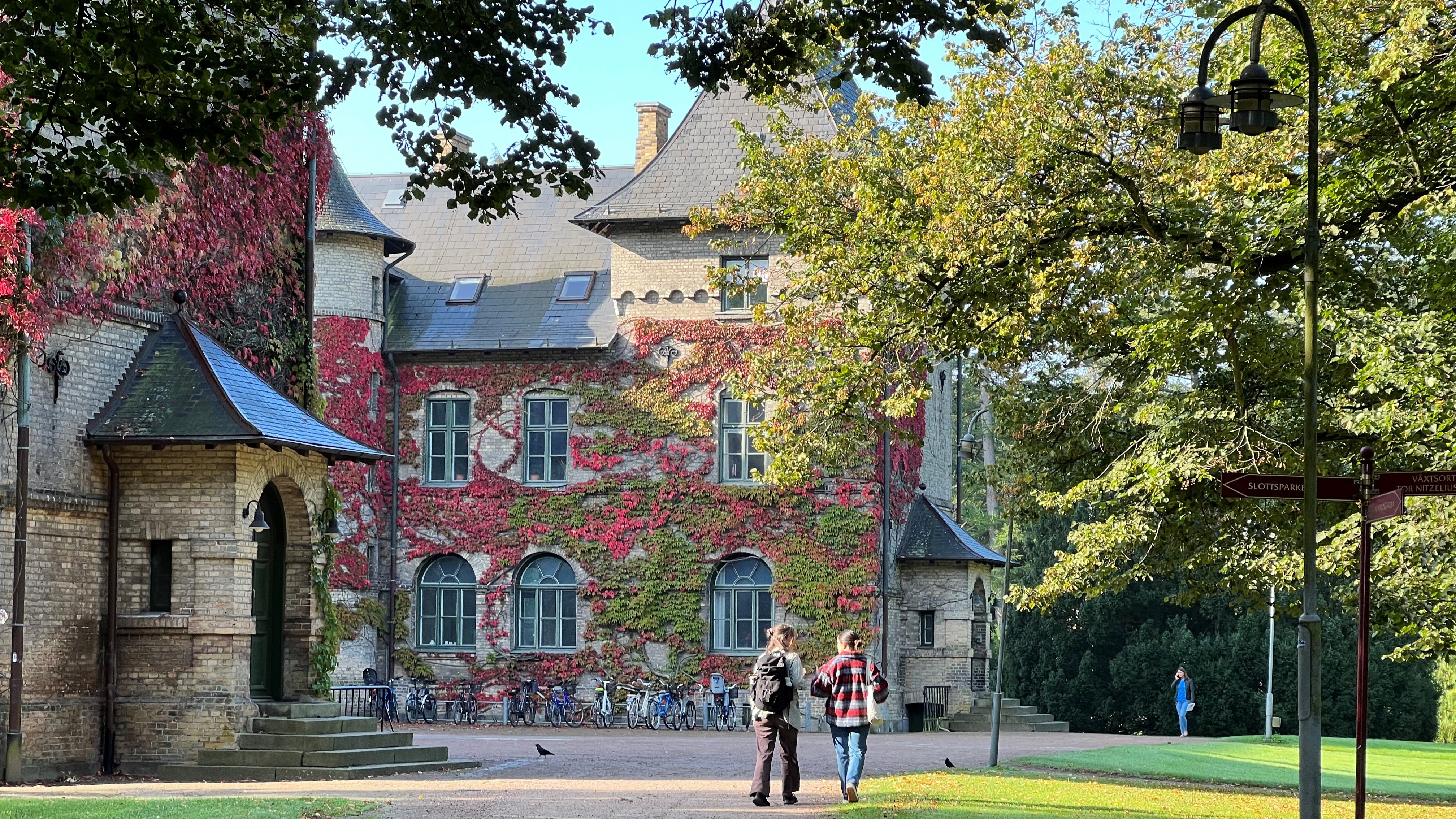 Studenter framför slottet i Alnarp