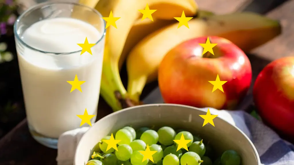 Ett glas mjölk, en skål med gröna vindruvor, två röda äpplen och en klase bananer. Foto: Pixabay