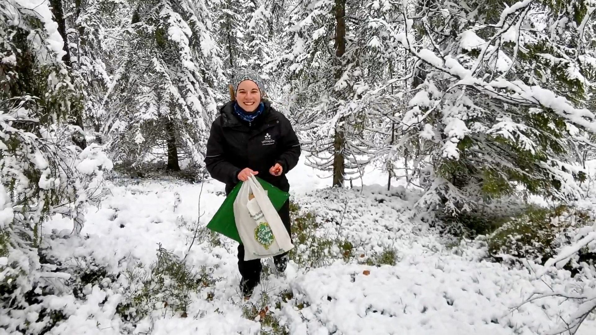 kvinna med plastpåse i skogen