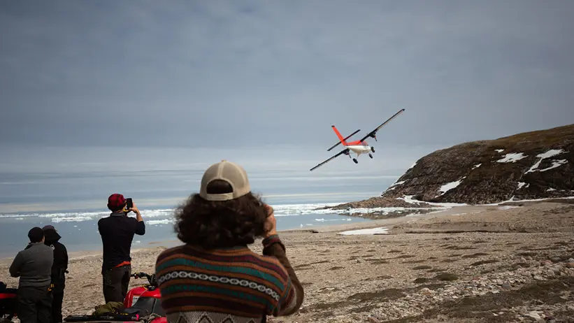 Flygplan som lämnar en strand