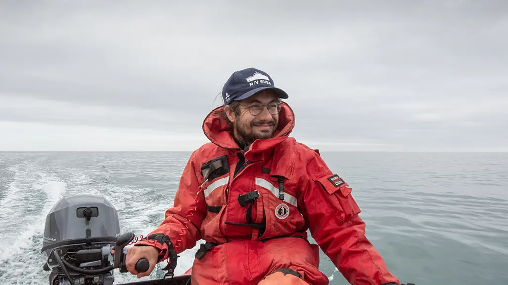 Person som kör en gummibåt