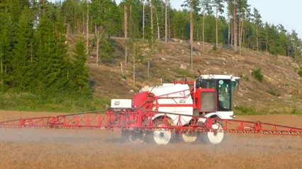 Bekämpnignsmedel sprids på en åker