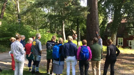 En person guidar de andra