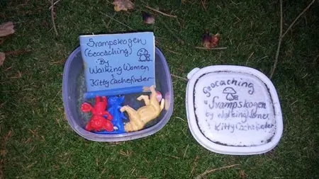 En låda med små leksaker