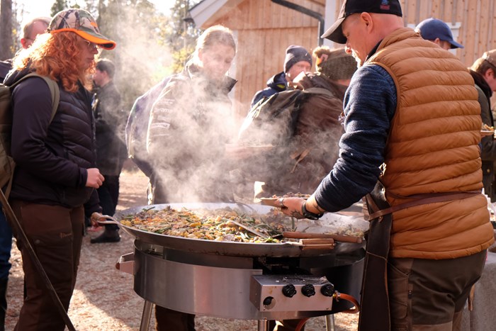 SLU students cooking outdoors, in a Murika. Photo, taken by Daniel Stjärna, SLU