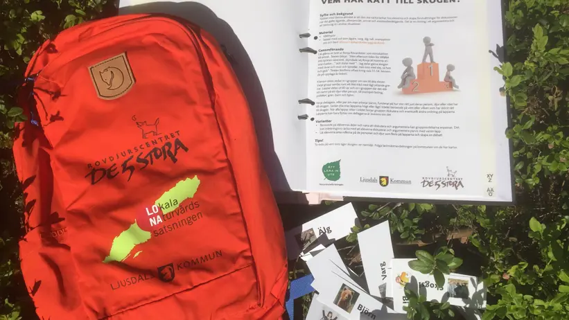 Ryggsäck med pärm och pedagogiska lappar.