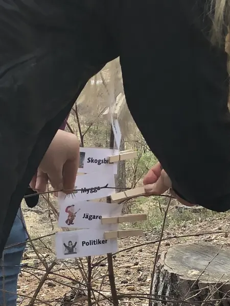 Lappar sätts fast på ett litet träd