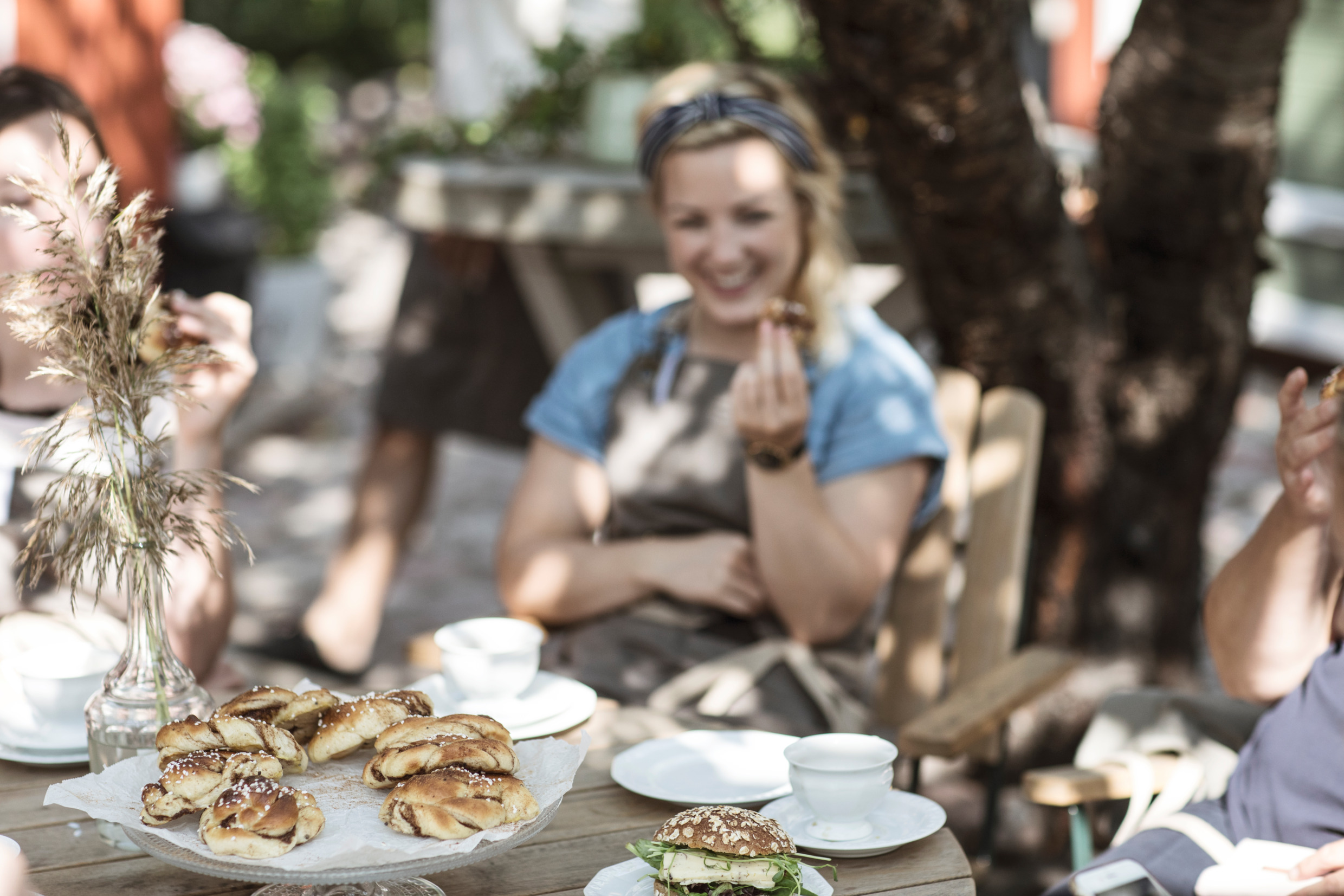 People eating cinnamon buns. Photo: Tina Stafrén/imagebank.sweden.se