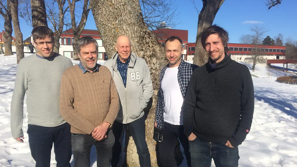 Fem människor på rad. Foto