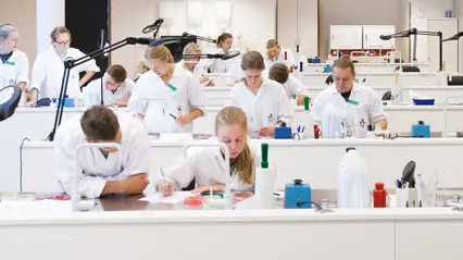 Studenter-i-labb