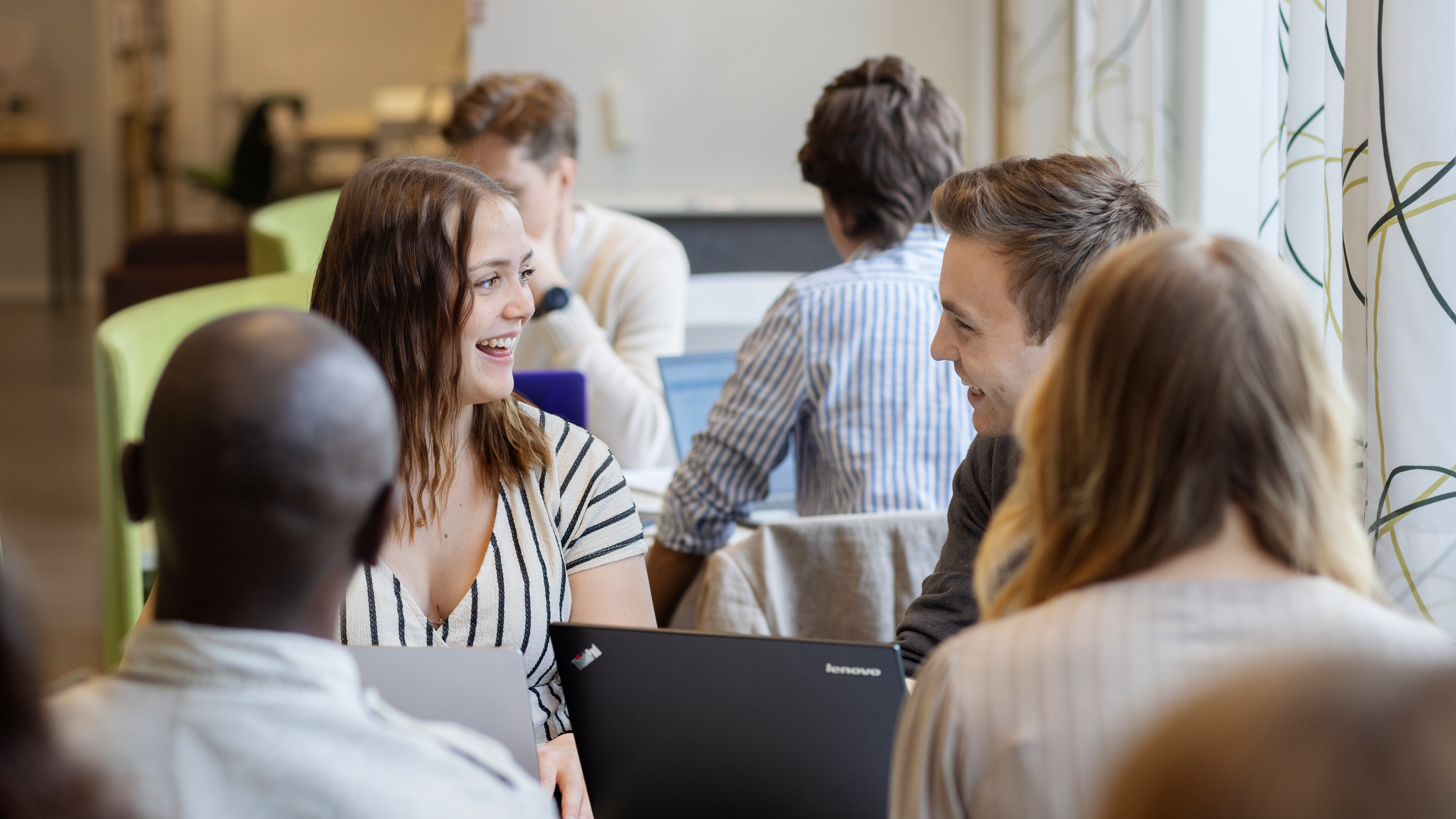 studenter runt ett bord
