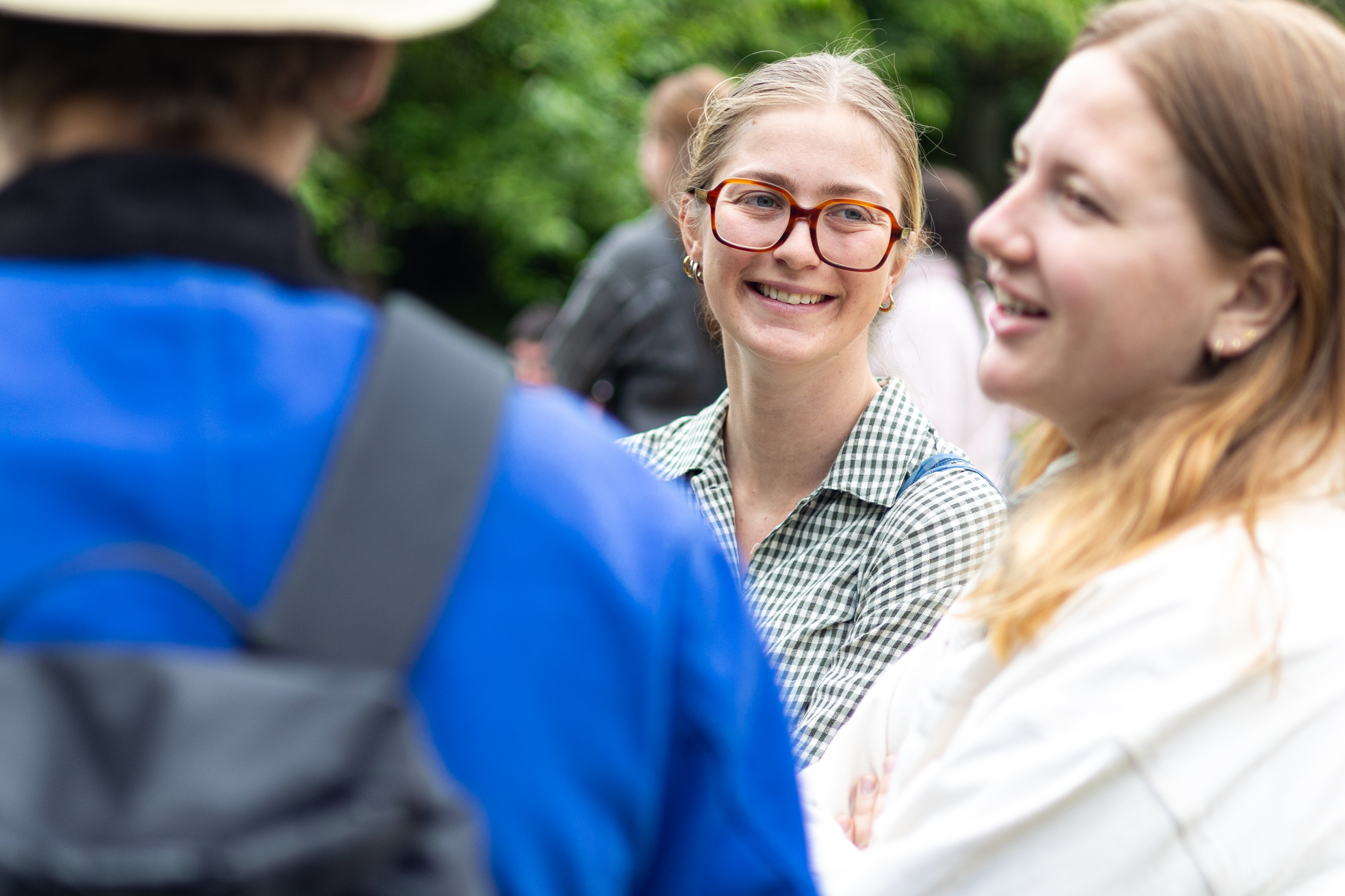 två kvinnor ler mot varandra