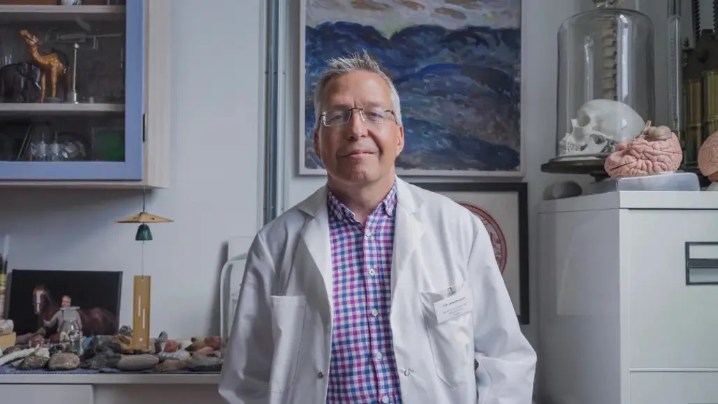 Jonas Bergquist med en vit labbrock på sig