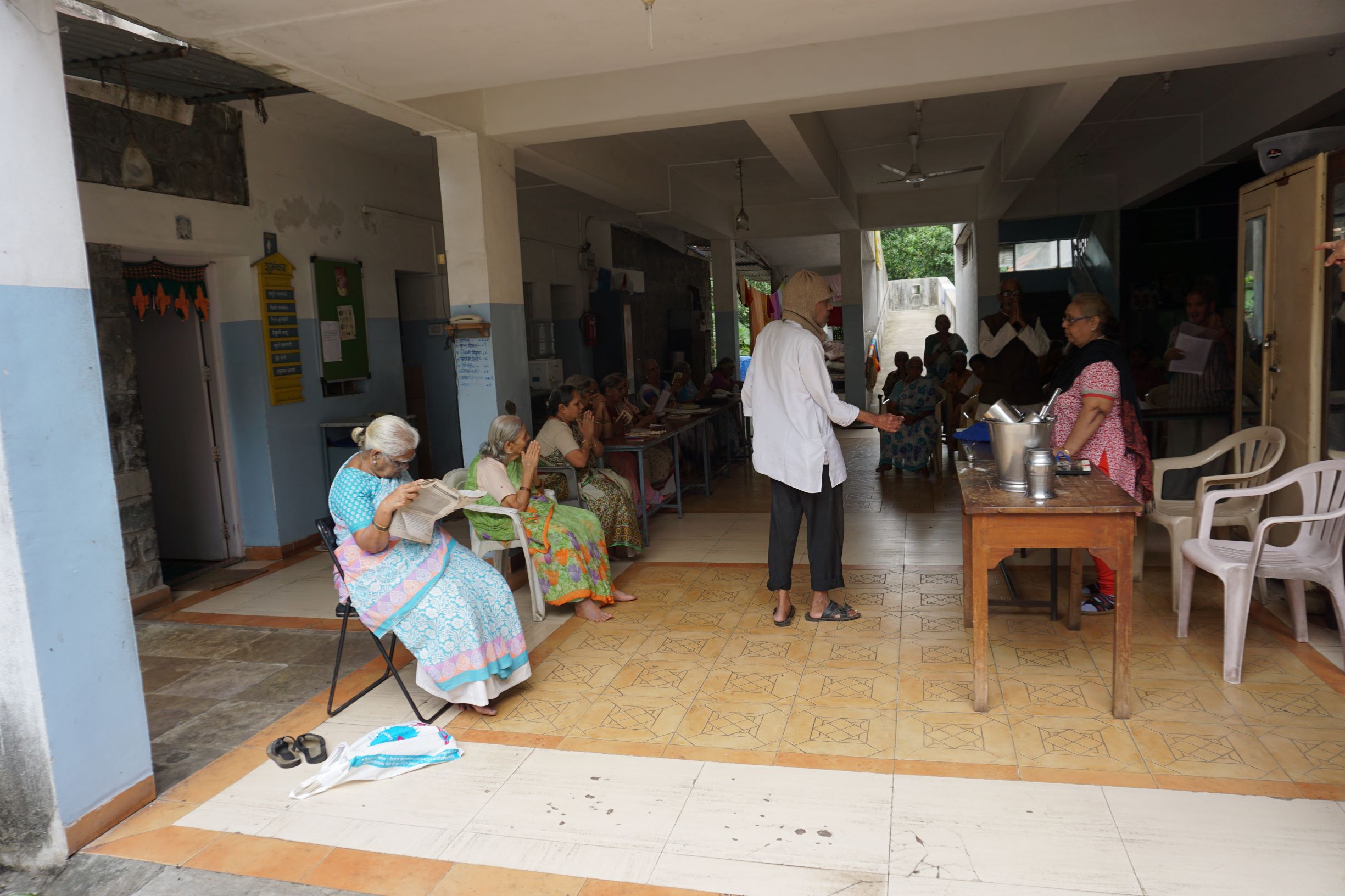 På äldreboende för socialt utsatt i indien och med doktorande och äldre par i Puna, Indien