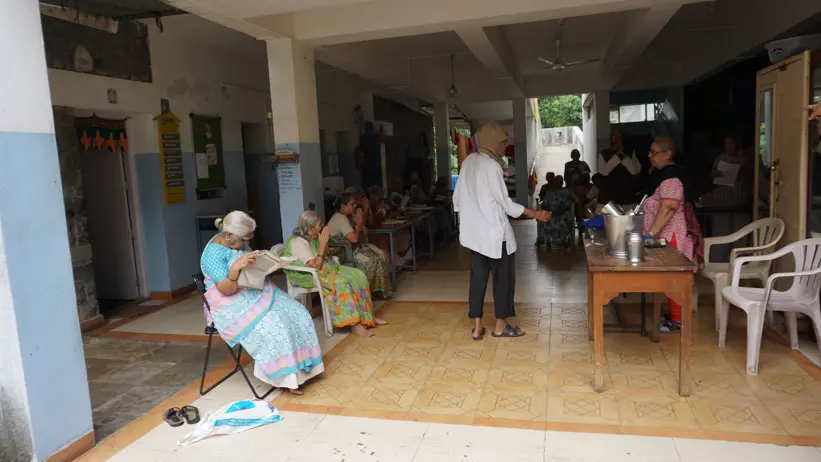 På äldreboende för socialt utsatt i indien och med doktorande och äldre par i Puna, Indien