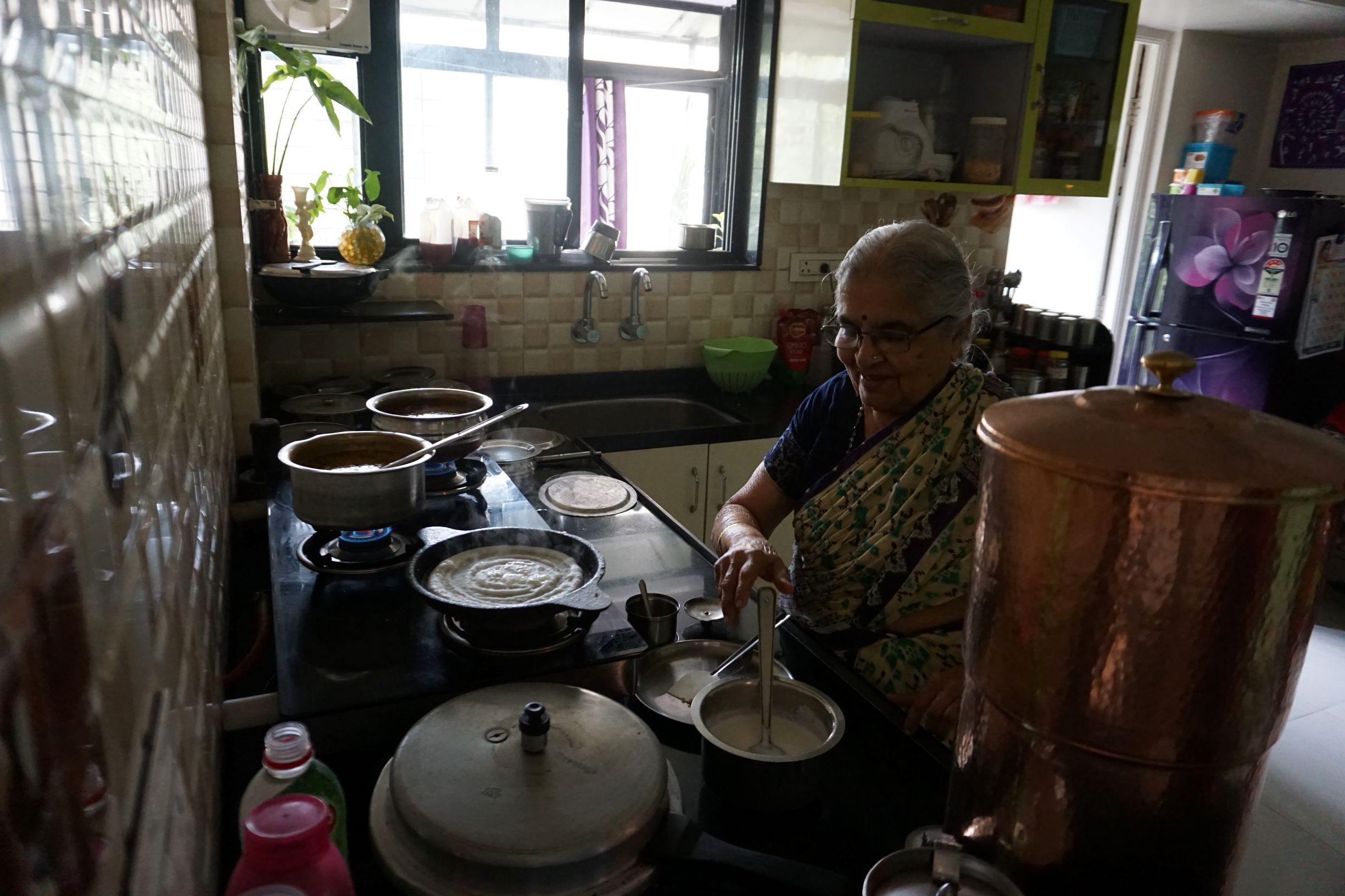 Intergenerationell omsorg på landsbygden i Maharasta, Indien och äldre som äldre som bor med sina barn i Puna, Indien