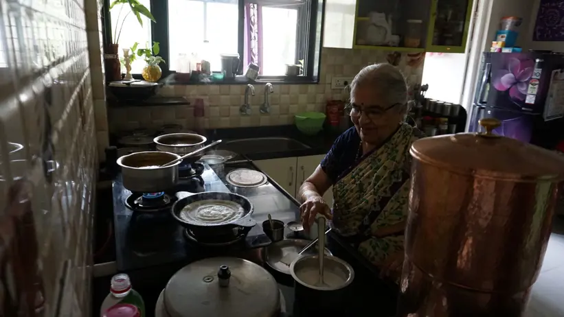 Intergenerationell omsorg på landsbygden i Maharasta, Indien och äldre som äldre som bor med sina barn i Puna, Indien