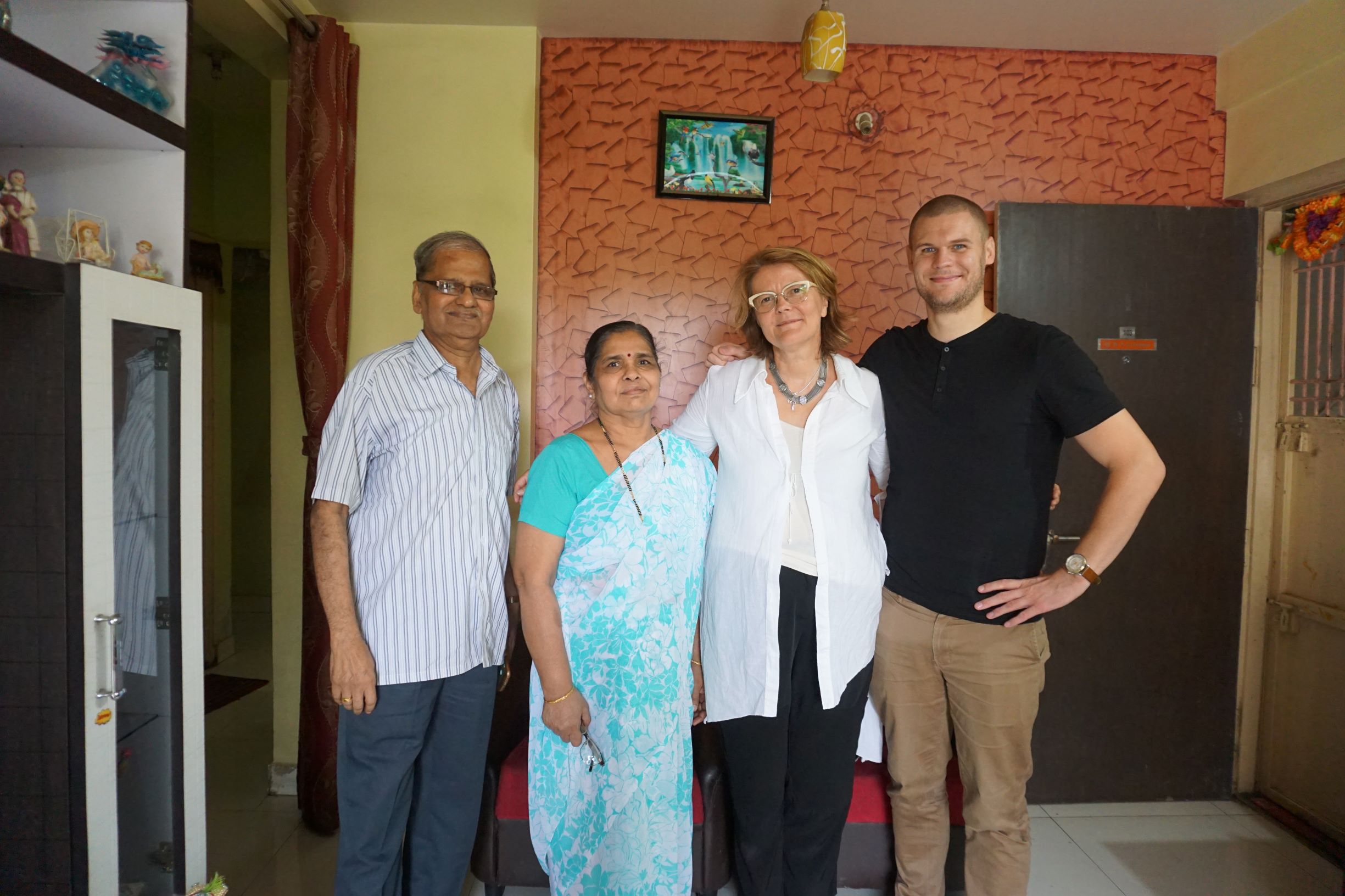 På äldreboende för socialt utsatt i indien och med doktorande och äldre par i Puna, Indien