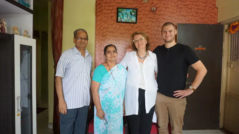 På äldreboende för socialt utsatt i indien och med doktorande och äldre par i Puna, Indien