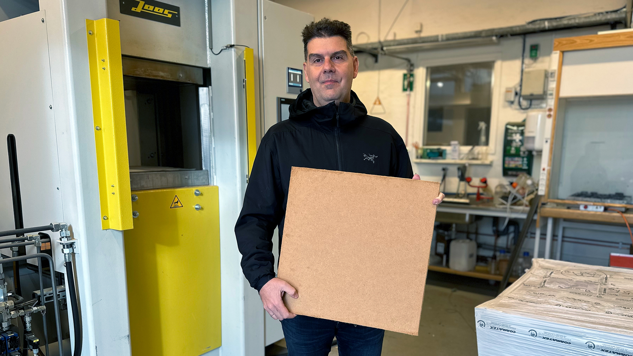I sitt laboratorium vid SLU i Uppsala jobbar Stergios Adamopoulos med att ta fram en uppfinning han hoppas kan revolutionera byggsektorn: En spånskiva helt utan petroleum. Bild: Daniel Stjärna, SLU.