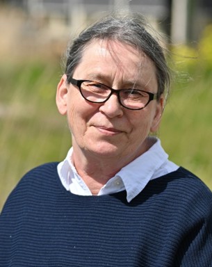 Portrait photo of Iris Dahlin