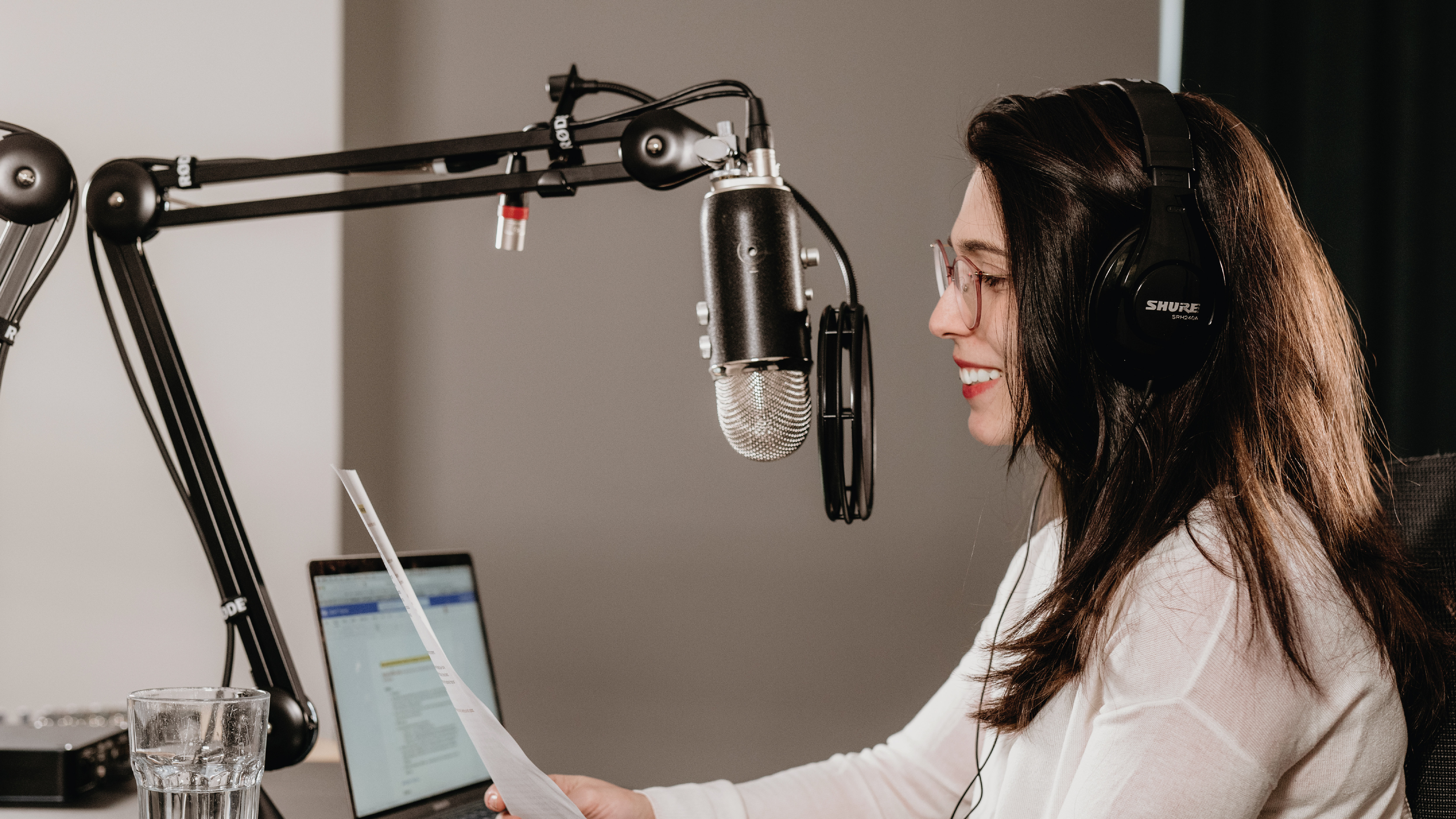 En kvinna vid en mikrofon. Foto.