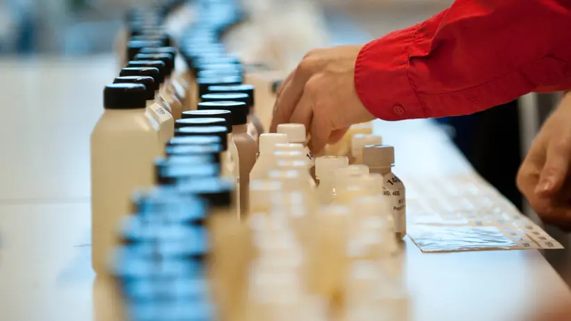Plastic laboratory bottles for water samples, foto.