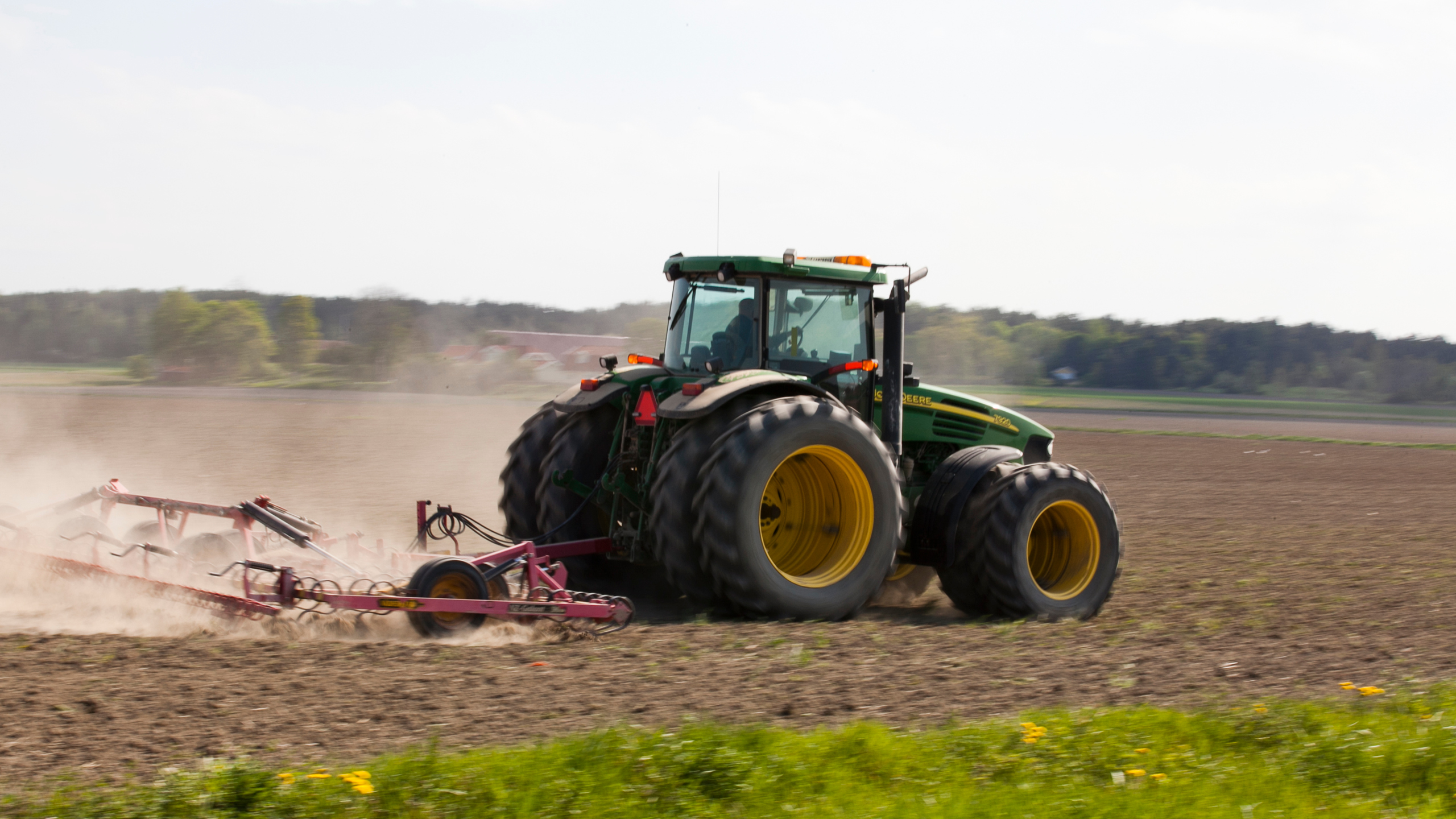 Traktor på ett fält.
