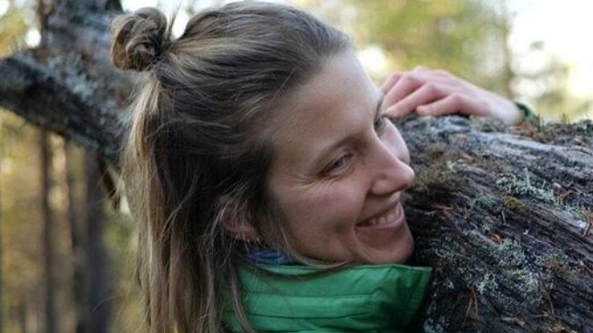 An image of a woman.