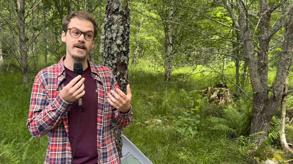 man talar i skogen