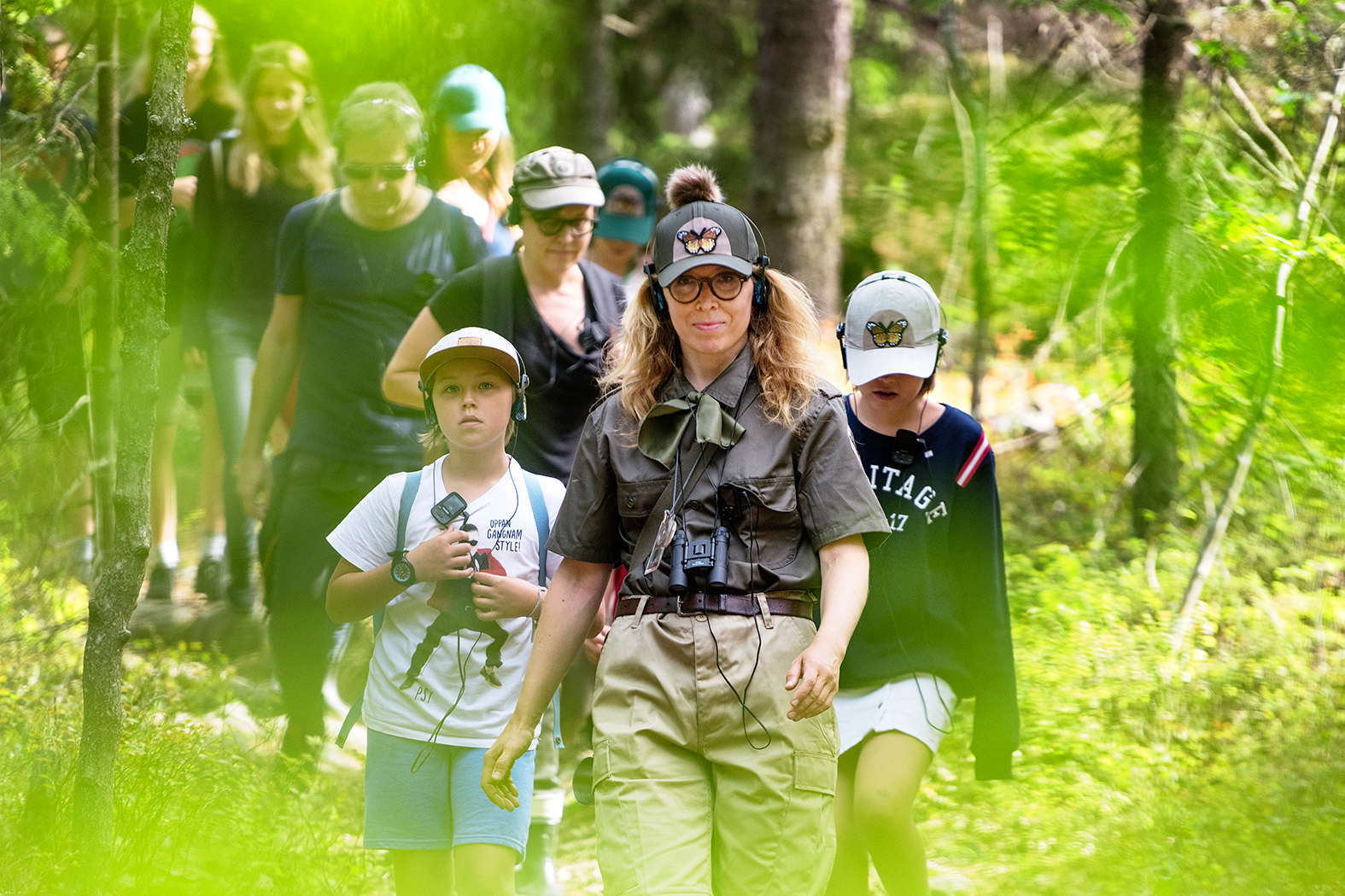 Personer går i skogen