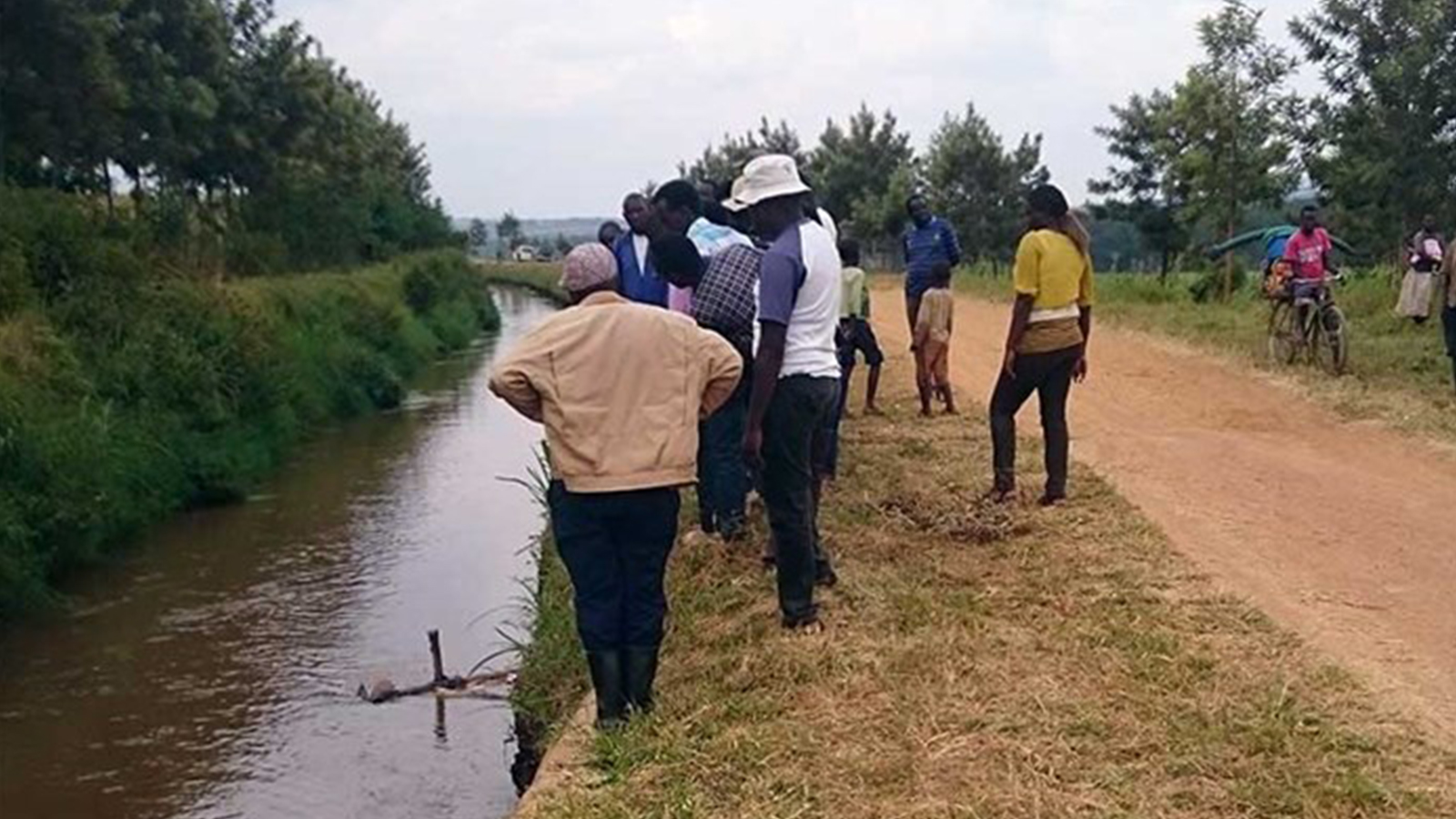 Människor vid vattendrag i Rwanda