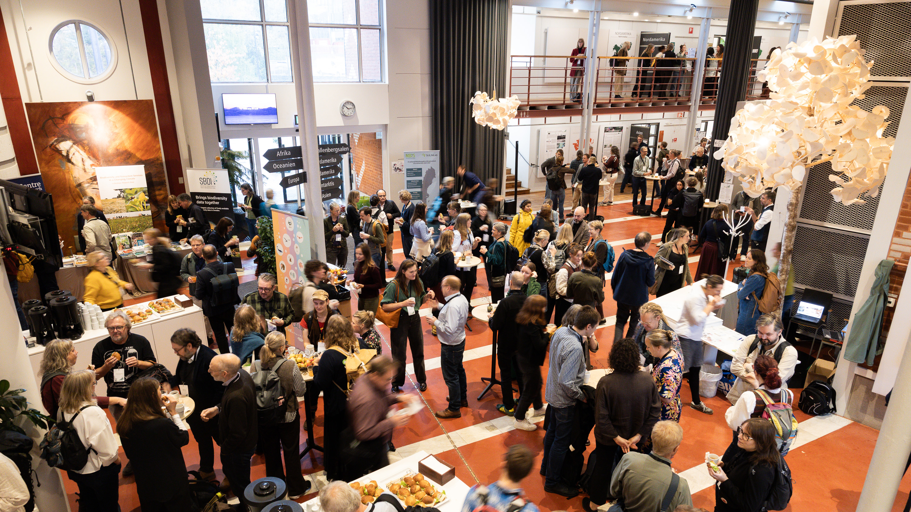 People in a mingel talking. Photo.