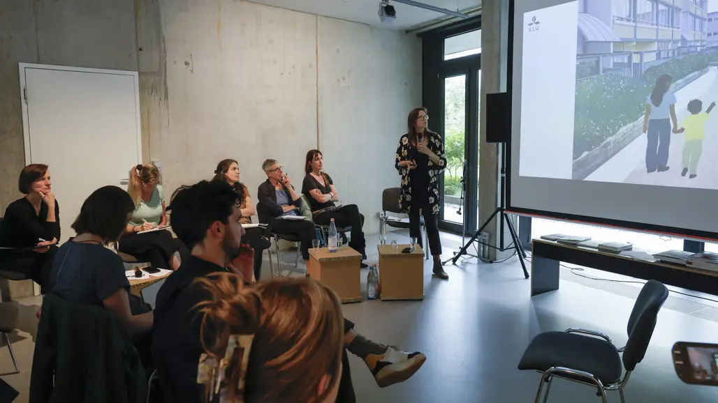 Picture of Nina Vogel presenting the project From basement to kitchen