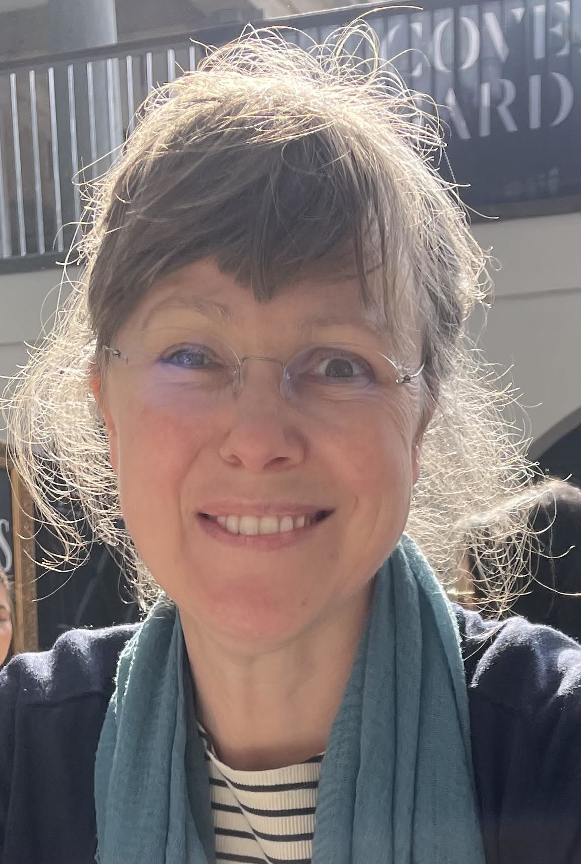 Porträttfoto av Johanna Deak Sjöman