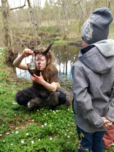 Två personer vid en bäck