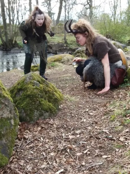 Två personer utklädda till naturväsen