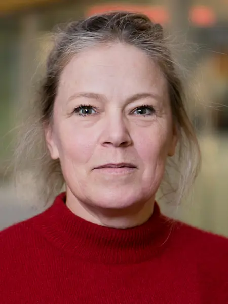 Porträttfoto av en kvinna i röd tröja.