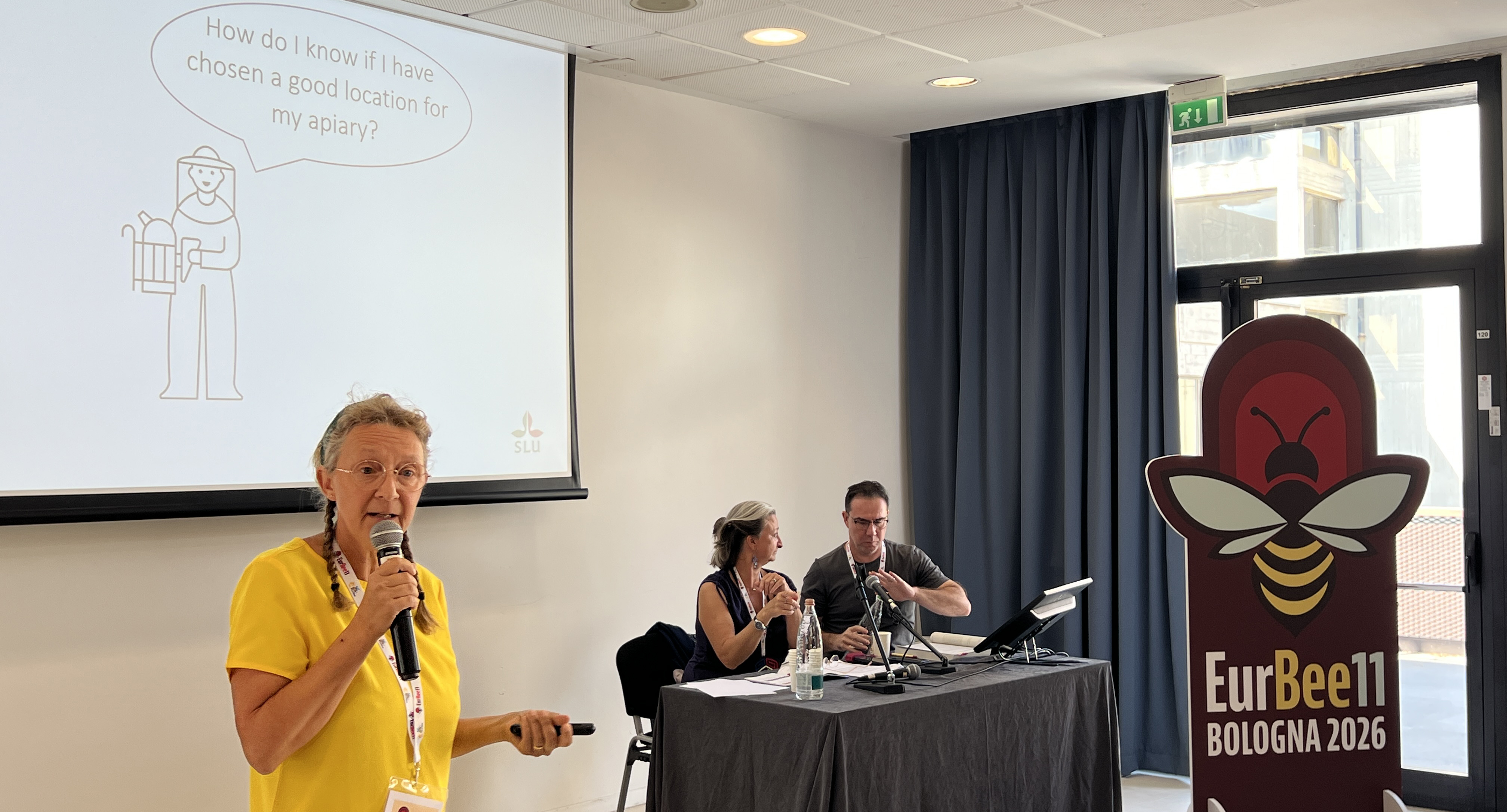 otta Fabricius Kristiansen, från SLU Kompetenscentrum rådgivning presenterade metoderna för kartläggning av blommande flora inom projektet Flora & fauna medborgarforsning under konferensen EurBee 2026 i Bologna. Foto: Ylva Carlqvist Warnborg