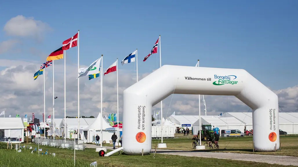 Vit entréportal till lantbruksmässan Borgeby fältdagar.