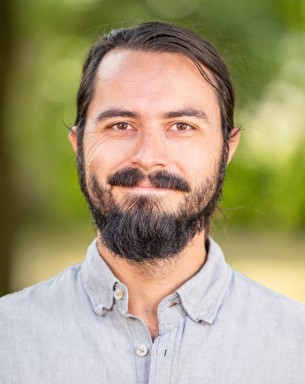 Portrait photo of Derek Garfield