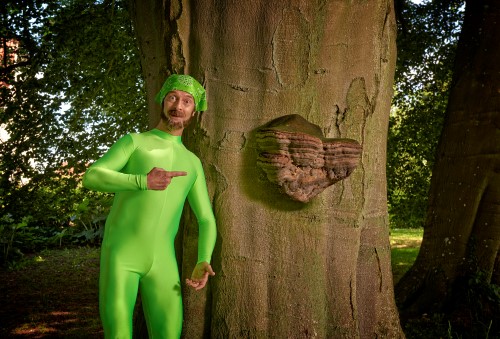 Todd pekar på svamp. Foto: NaturTjek Todd pekar på svamp. Foto: NaturTjek