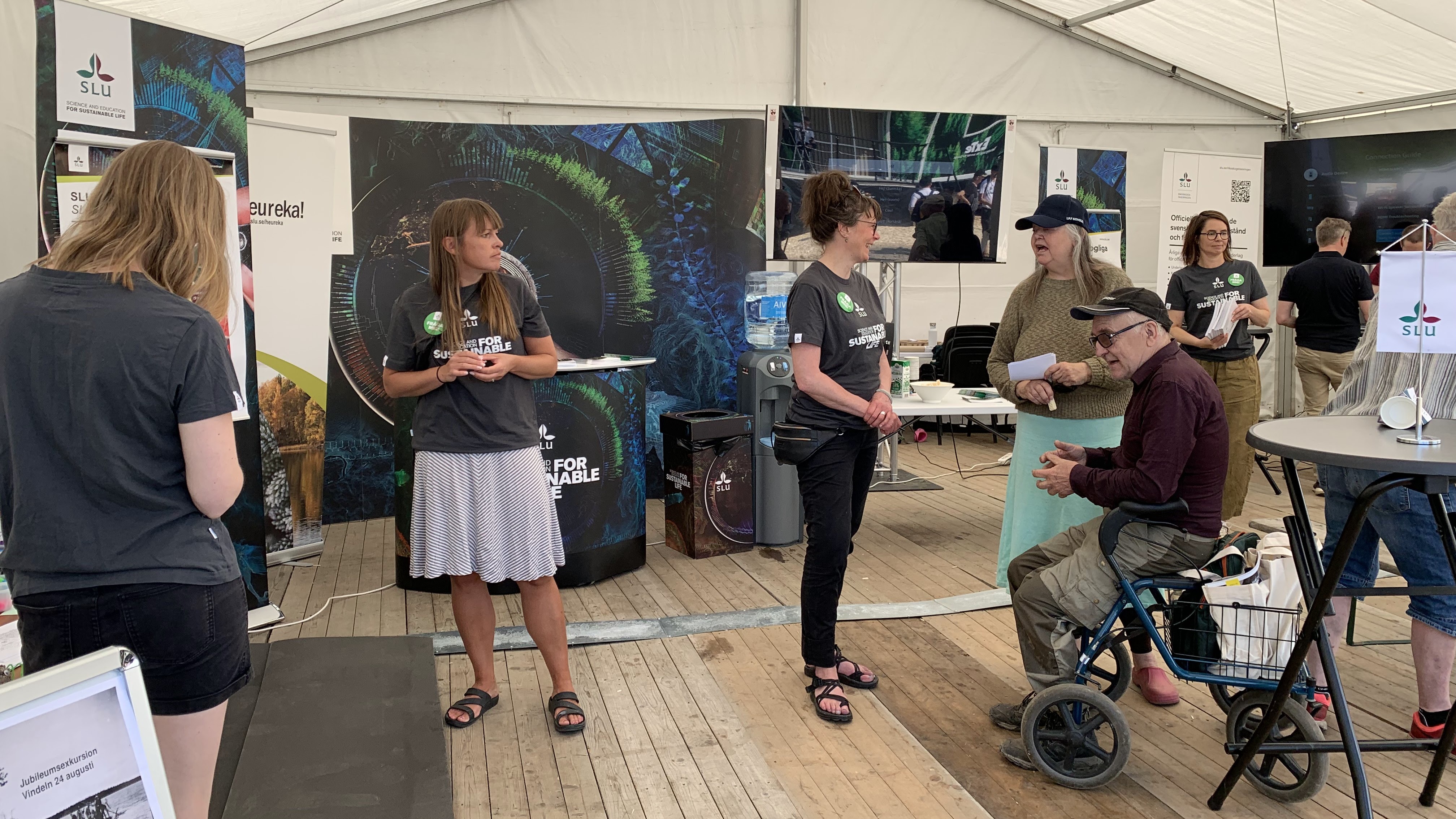 Monter med personer under Skogsnolia 2023. Foto.