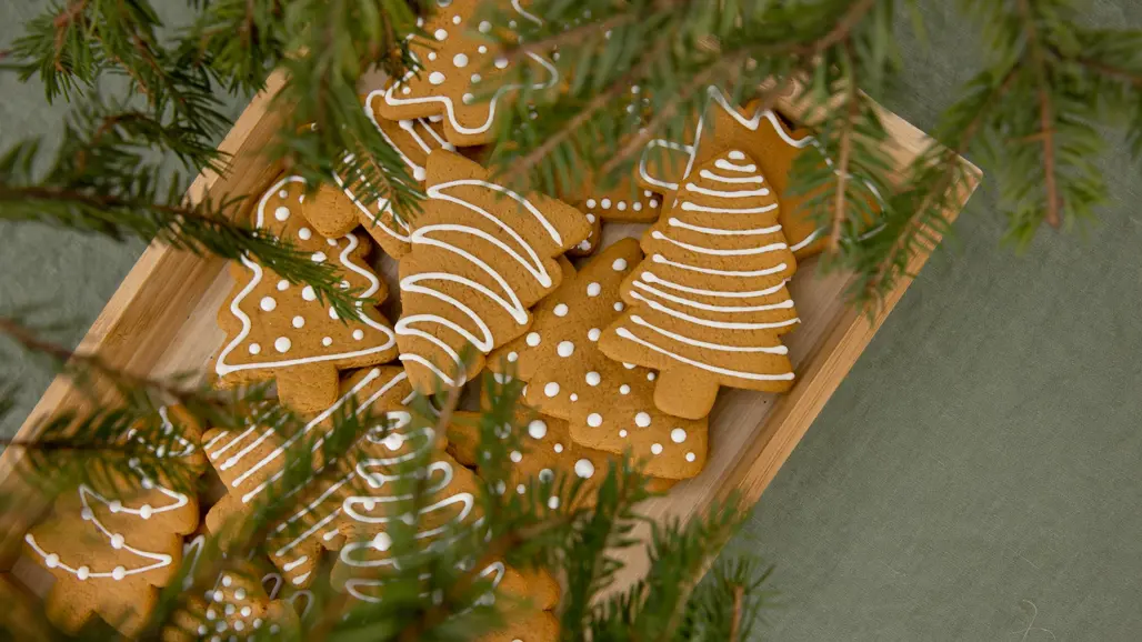 Pepparkakor och granris. Foto.