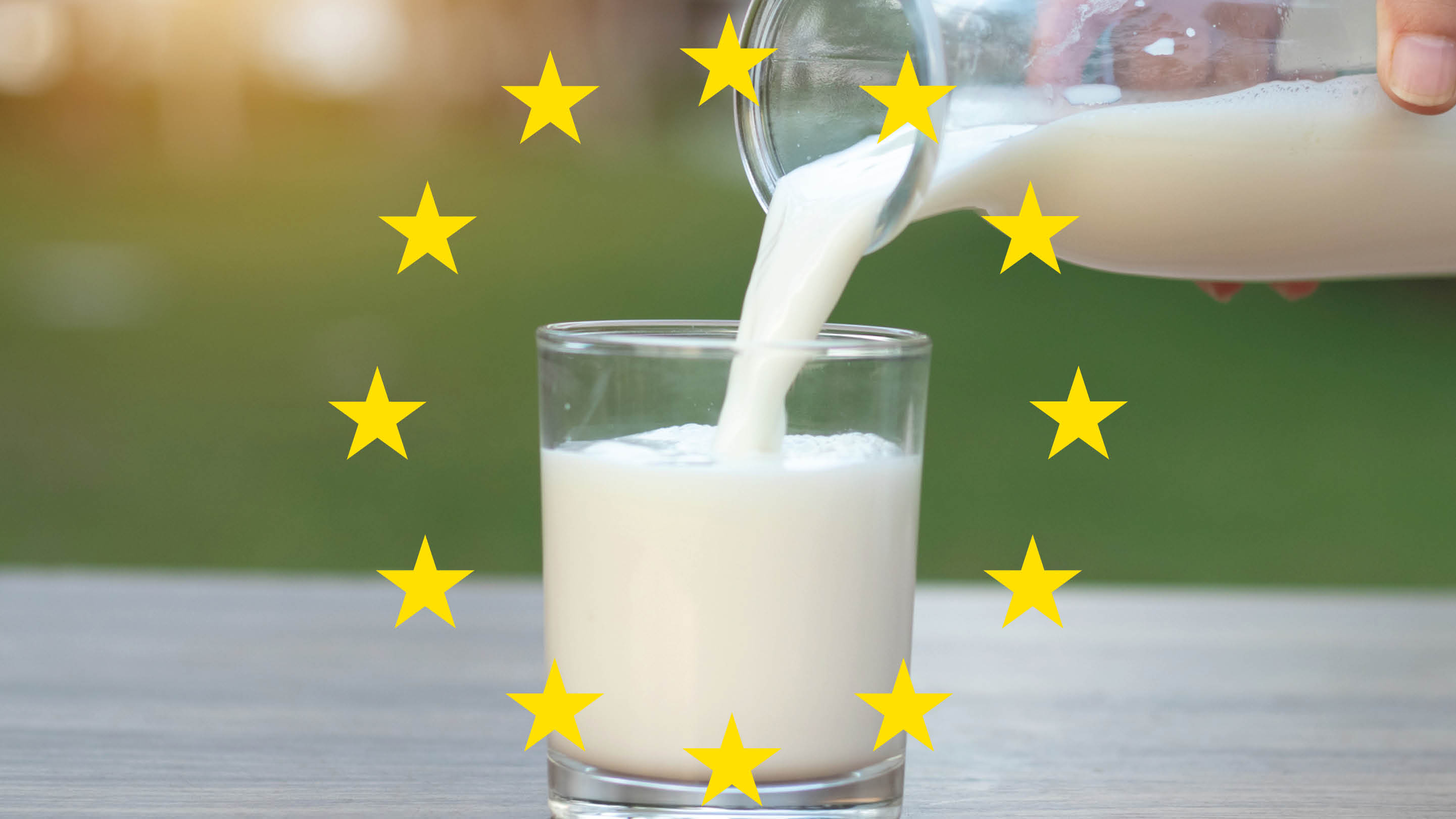 Mjölk hälls upp i ett glas, ur en flaska. Foto: iStock.