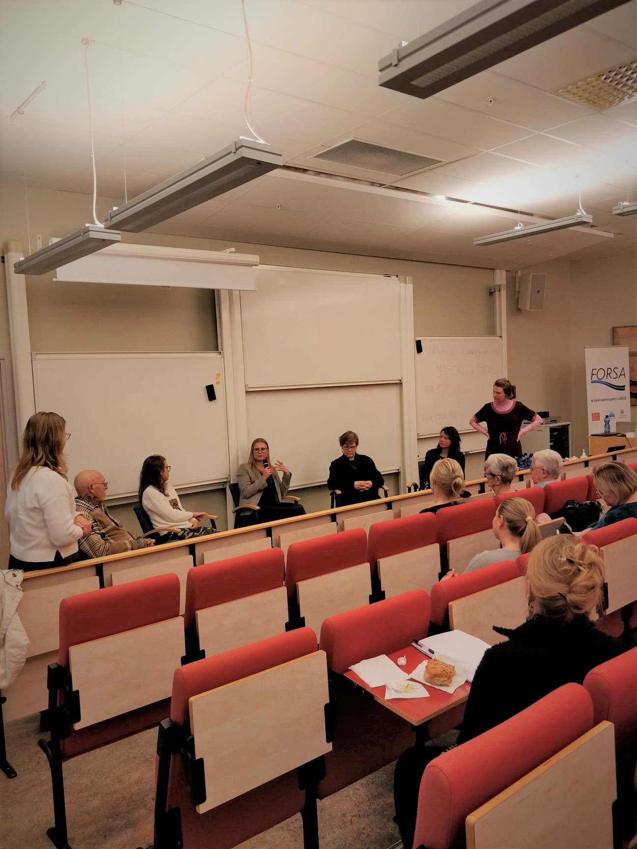 Foto: Ett av projektets samtal, med temat äldre och åldrande. Erik Hägg, 2022.