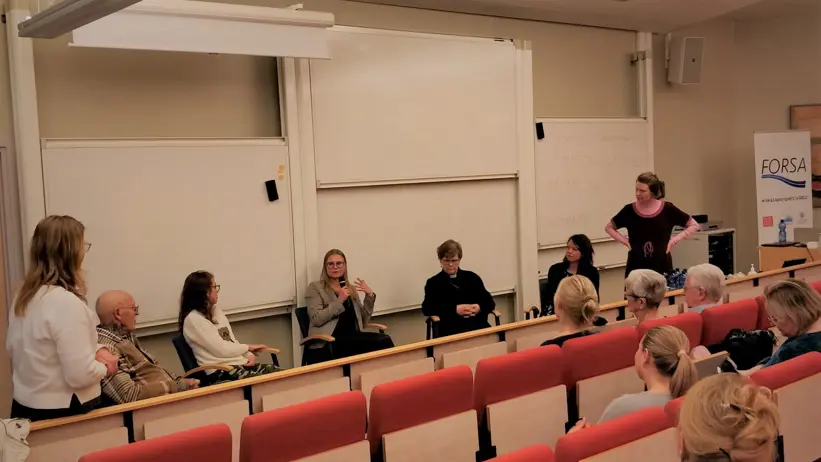 Foto: Ett av projektets samtal, med temat äldre och åldrande. Erik Hägg, 2022.