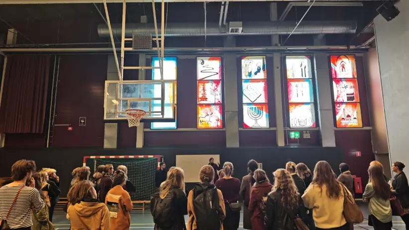 Åhörare i en gymnastiksal