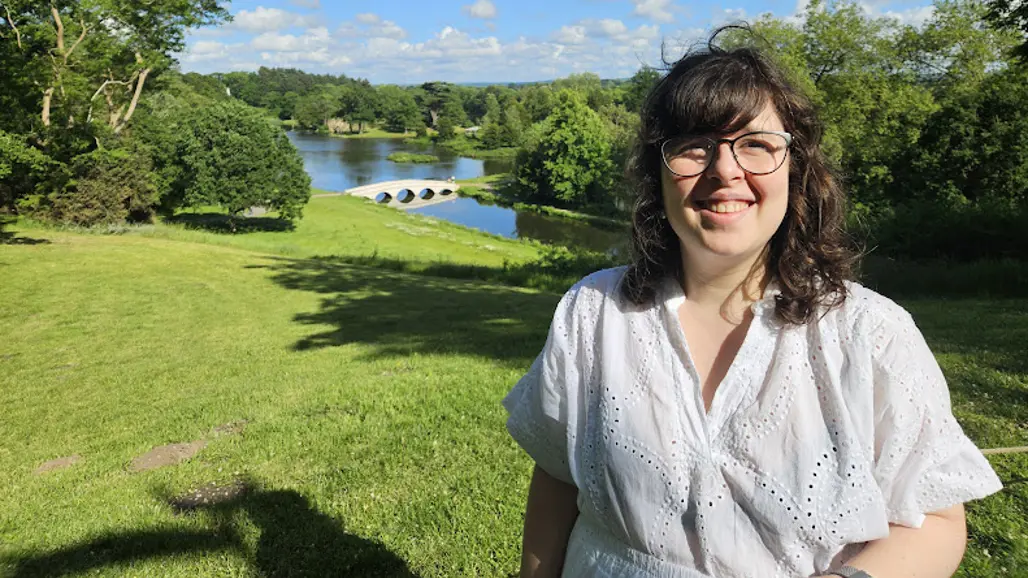 En kvinna vid en flod