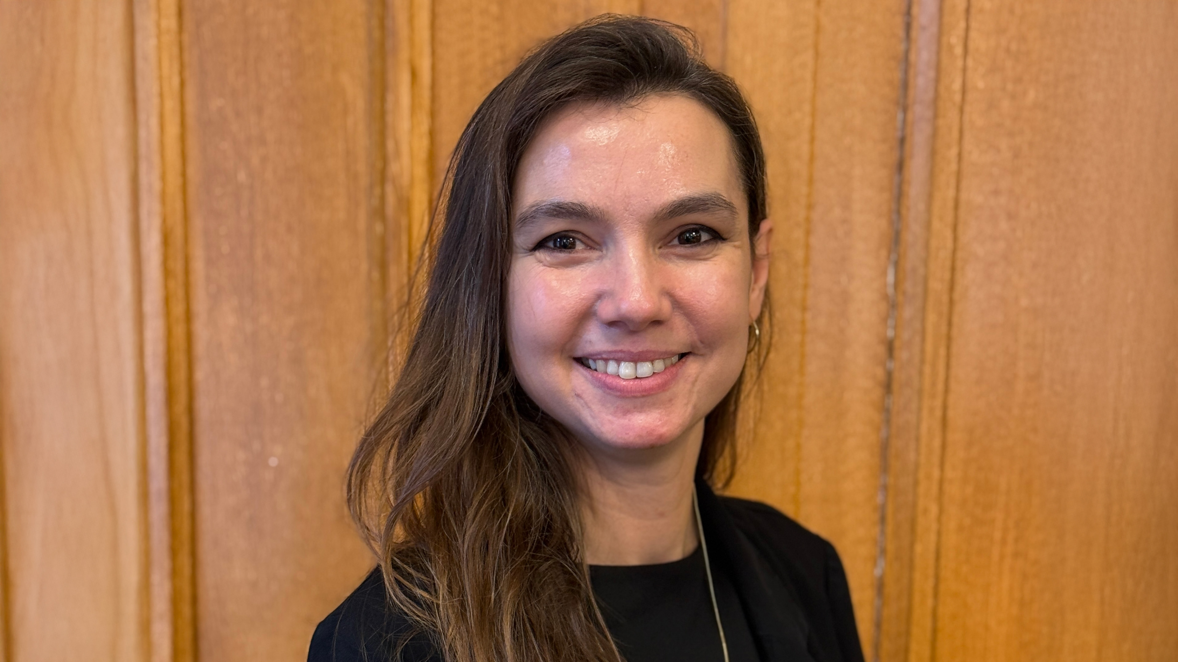 Ung kvinna med långt, mörkt hår